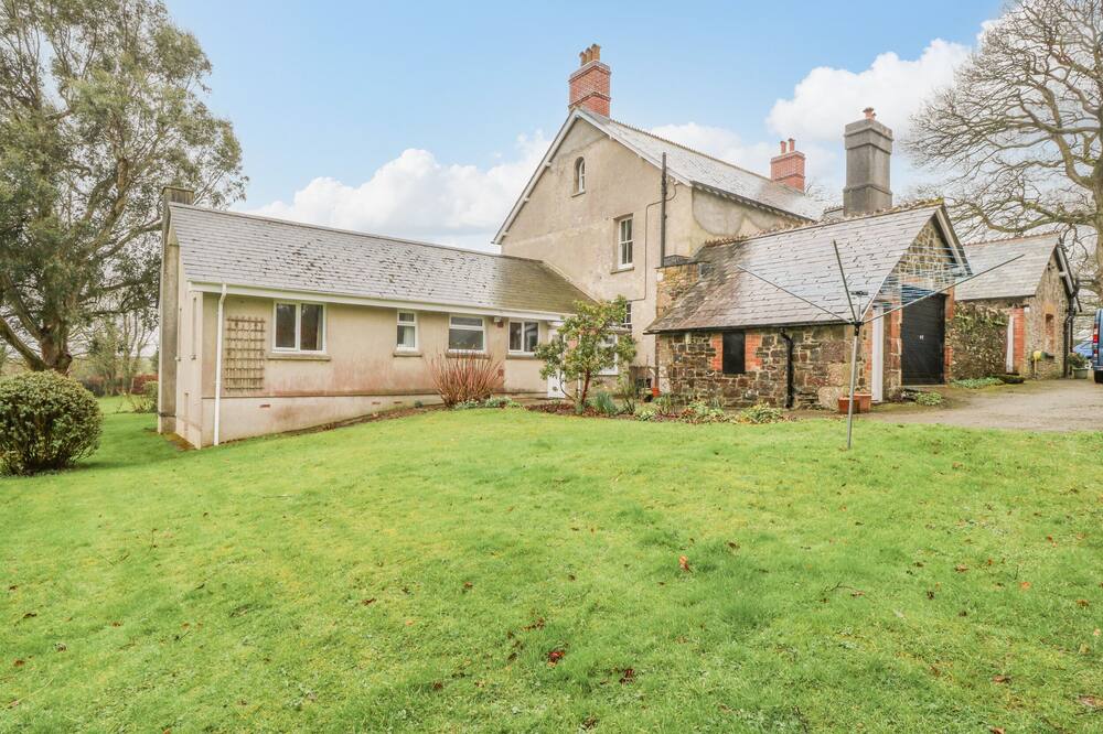ORCHARD END, family friendly, character holiday cottage in Launceston