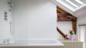 Ensemble douche/baignoire, sèche-cheveux, serviettes fournies