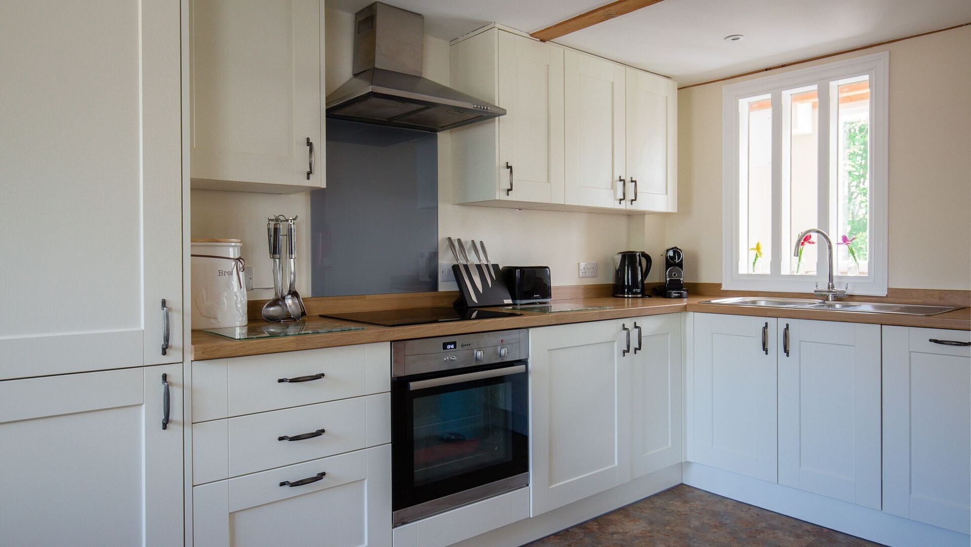 Coffee/tea maker, fridge, microwave, oven