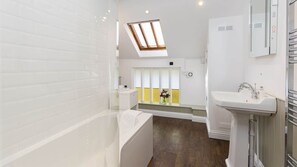 Duschwanne, Haartrockner, Handtücher