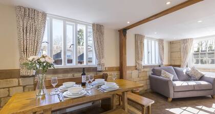 A sudeley castle cottage that sleeps 4 guests in 3 bedrooms