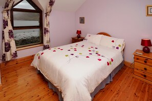 3 habitaciones, tabla de planchar con plancha, wifi y ropa de cama 