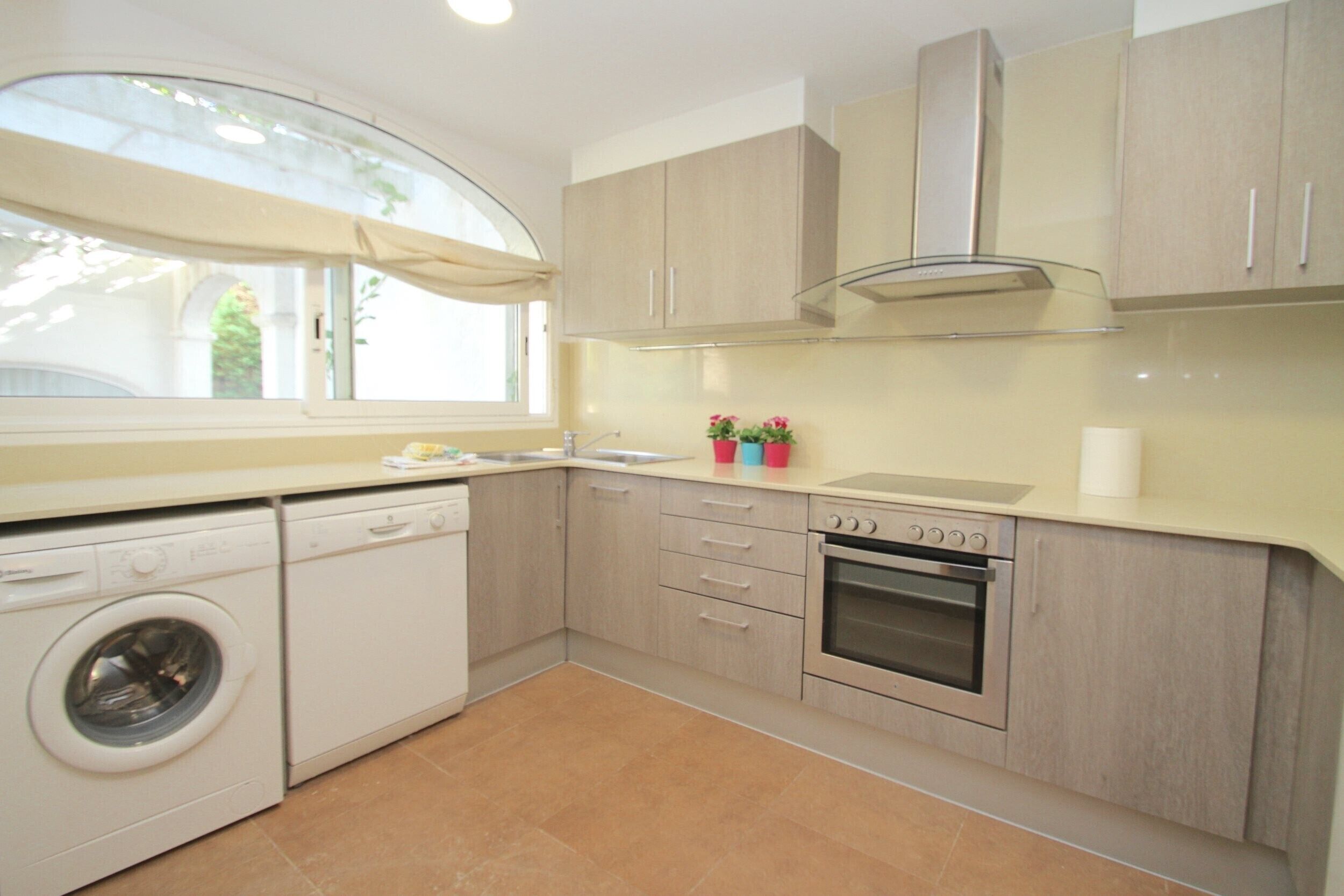 Een koelkast, een magnetron, een oven, een vaatwasser