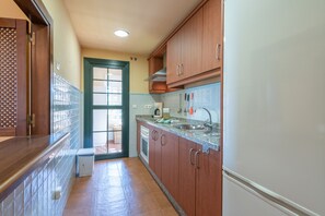 Fridge, microwave, oven, coffee/tea maker