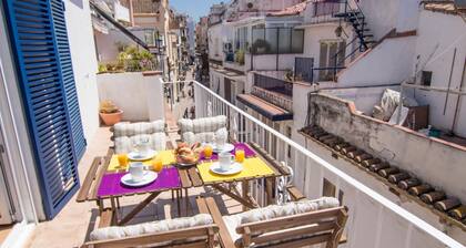 PURPLE ATTIC BY BLAUSITGES Penthouse with terrace, AC and WIFI in Sitges.