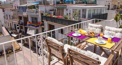 PURPLE ATTIC Attic terassilla, AC ja WiFi Sitgesissä.