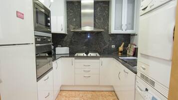 Een koelkast, een magnetron, een oven, een vaatwasser