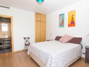 2 bedrooms, iron/ironing board, Internet, bed sheets