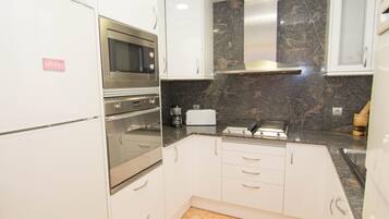 Een koelkast, een magnetron, een oven, een vaatwasser