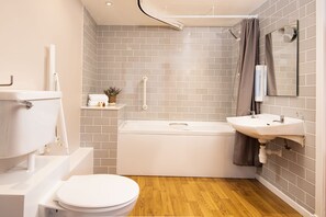 Kombinert dusj/badekar og håndklær