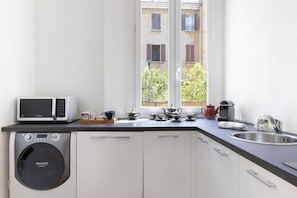 Kühlschrank, Mikrowelle, Herdplatte, Geschirrspüler