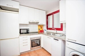 Réfrigérateur, micro-ondes, plaque de cuisson, lave-vaisselle