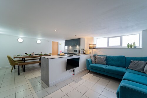 Mariner’s Belle, Downalong – Sleeps 6 - Off-Site Parking – Dog Friendly