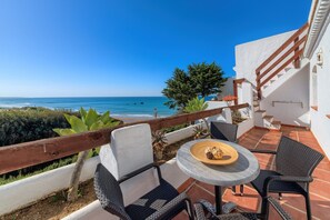 Outdoor dining - Beautiful sea views from the apartment, Villa Fontanilla and Villa Atalaya - 2 bedrooms (Conil de la Frontera)
