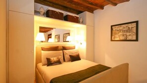 Free internet, bed sheets - Studio Romantic, modern apartment in the center of Rome a few steps from Piazza Navona, the ... (Rome)