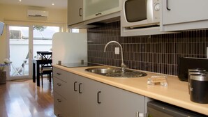 A modern kitchen with a microwave, sink, and cabinets. - Porto Histórico 4 - Superior one bedroom apartment (Porto)