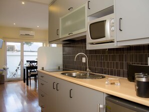 Kylskåp, mikrovågsugn, kaffe- och tebryggare och brödrost