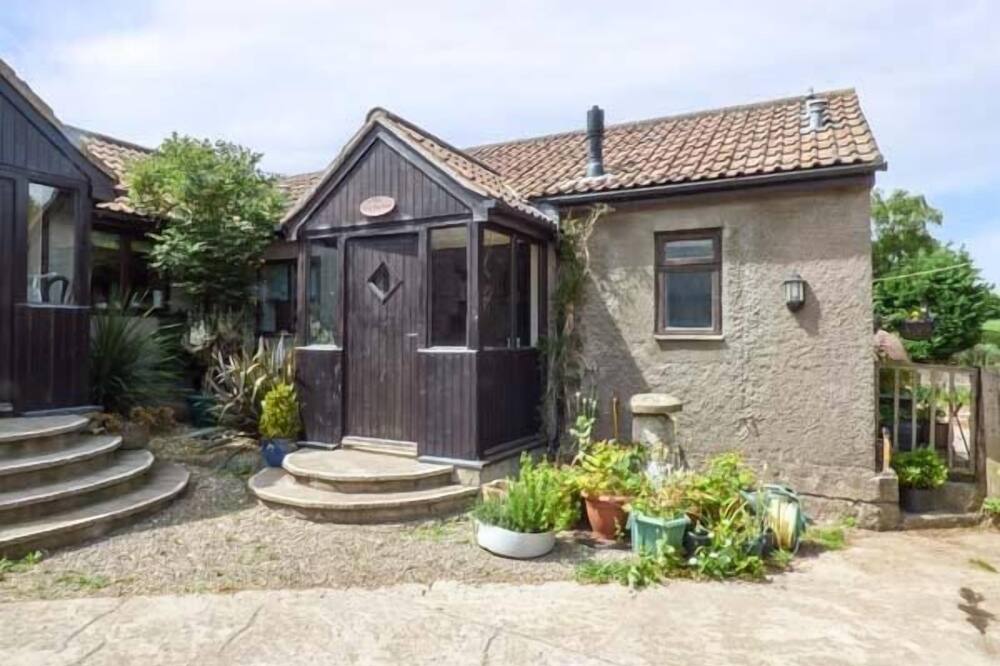 THE OLD PARLOUR, family friendly, character holiday cottage in Regil