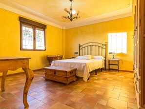 6 slaapkamers, een strijkplank/strijkijzer, internet, beddengoed