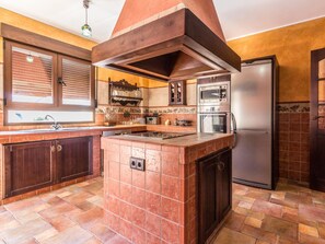 Een koelkast, een magnetron, een oven, een vaatwasser