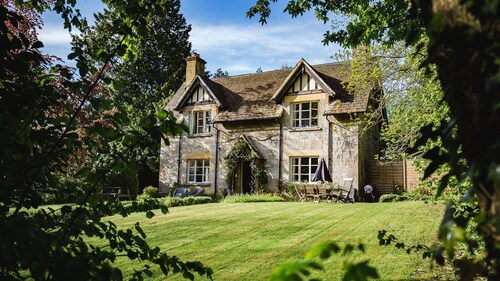 A sudeley castle cottage that sleeps 6 guests  in 3 bedrooms