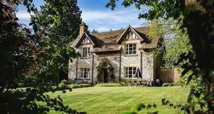 A sudeley castle cottage that sleeps 6 guests in 3 bedrooms