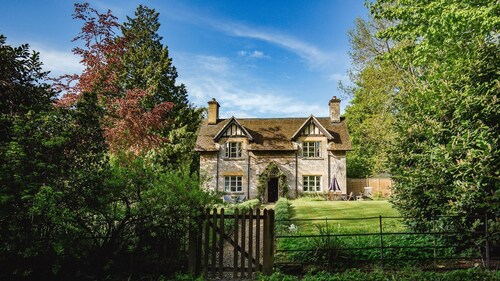 A sudeley castle cottage that sleeps 6 guests  in 3 bedrooms