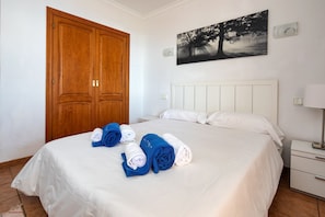 5 chambres, fer et planche à repasser, Wi-Fi, draps fournis