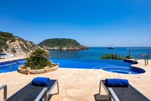 A swimming pool with lounge chairs and a view of the sea. - Casa Alicia10 - Javea, Costa Blanca (Javea)