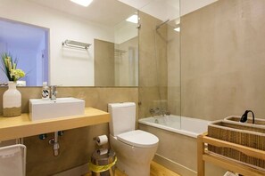 Ensemble baignoire-douche, séchoir à cheveux, serviettes fournies