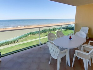 Outdoor dining - First line beach apartment for six people. (Denia)