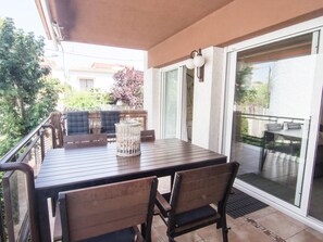 Outdoor dining - LIGHTHOUSE BY BLAUSITGES Bright apartment with pool near the center of Sitges. (SITGES)