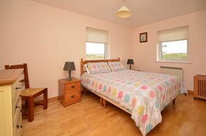 3 bedrooms, iron/ironing board, WiFi, bed sheets - Cottage 102 - Ballyconneely (Ballyconneely)