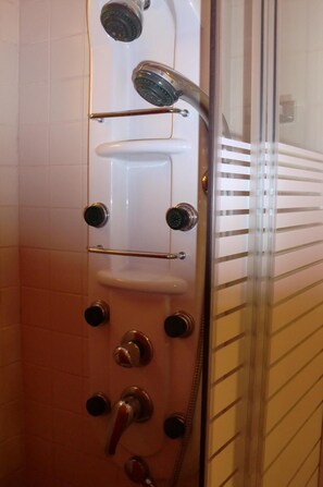 Bruser, hårtørrer, bidet, håndklæder