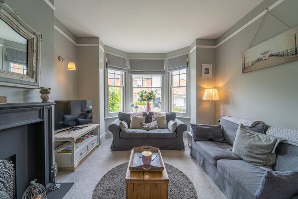 TV - An elegant apartment, forming half of a large town house, in Aldeburgh. (Aldeburgh)