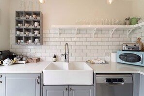 Fridge, microwave, dishwasher, coffee/tea maker - An elegant apartment, forming half of a large town house, in Aldeburgh. (Aldeburgh)