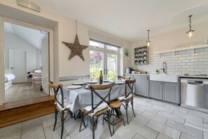 Dining - An elegant apartment, forming half of a large town house, in Aldeburgh. (Aldeburgh)