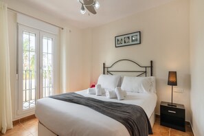 2 slaapkamers, een strijkplank/strijkijzer, gratis wifi, beddengoed