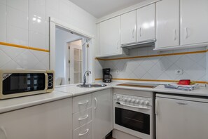 Réfrigérateur, micro-ondes, four, cafetière/bouilloire