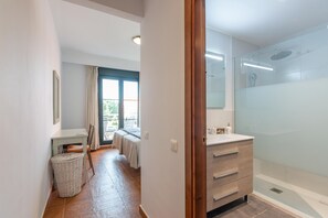Bañera, secador de pelo y toallas