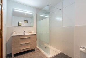 Baignoire, séchoir à cheveux, serviettes fournies