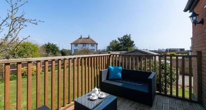 Saxon House - Seven Bedroom House, Sleeps 14