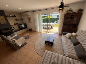 Televisie en een open haard