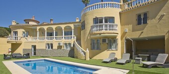 Villa con piscina privata riscaldata e vista sul mare