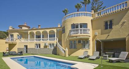 Villa mit eigenem beheiztem Pool und Meerblick