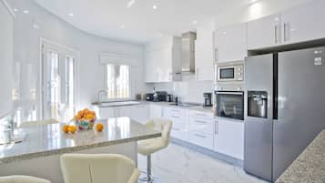 Frigorífico, microondas, placa de cocina y lavavajillas