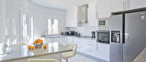 Réfrigérateur, four à micro-ondes, surface de cuisson, lave-vaisselle