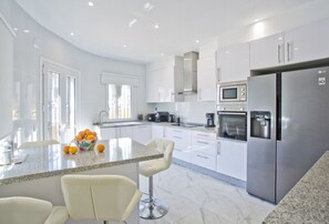 Jääkaappi, mikroaaltouuni, liesi, astianpesukone