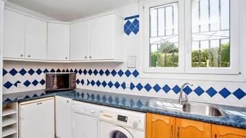 Frigorífico, microondas, placa de cocina y lavavajillas