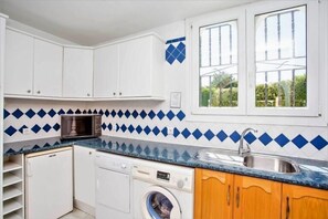 Réfrigérateur, micro-ondes, plaque de cuisson, lave-vaisselle